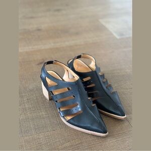 bill blass black straps pointy toe casual heels